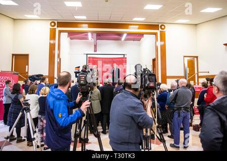 Newport, Wales, UK, 5. April 2019. Der Führer der Jeremy Corbyn gibt eine Rede neben an Pille Millennium Centre in Newport Newport West zum Wahlsieg von Ruth Jones feiern. Credit: Mark Hawkins/Alamy leben Nachrichten Stockfoto