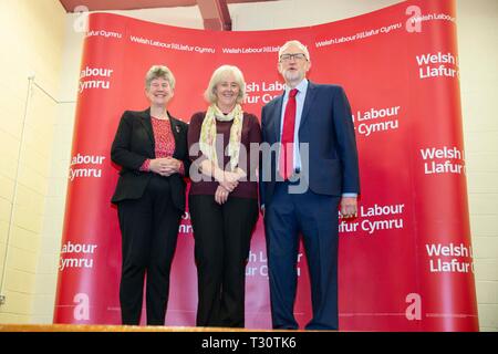 Newport, Wales, UK, 5. April 2019. (L - R) Jane HUTT BIN, neue Newport West MP Ruth Jones und der Führer der Jeremy Corbyn posieren für ein Foto nach dem Wahlsieg von Ruth Jones. Credit: Mark Hawkins/Alamy leben Nachrichten Stockfoto