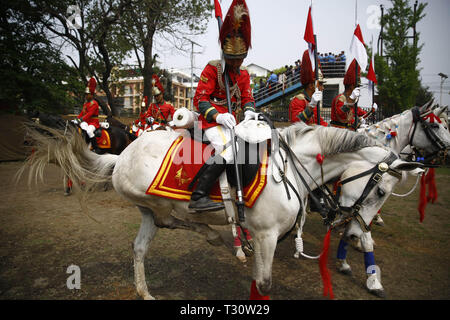 Kathmandu, Nepal. 5 Apr, 2019. Armee Soldaten bereiten ihre Pferde während Ghode Jatra oder Horse Parade Festival an der Armee Pavillon in Kathmandu, Nepal am Freitag, 5. April 2019. Nach Mythen Es wird geglaubt, daß Ghode Jatra gefeiert wird als Triumph über den Dämon, der einmal ein Horror in der Stadt und durch die galoppierende Pferde der Dämon Geist bleibt unter der Erde war. Credit: Skanda Gautam/ZUMA Draht/Alamy leben Nachrichten Stockfoto