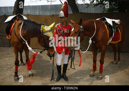 Kathmandu, Nepal. 5 Apr, 2019. Eine Armee Soldat steht neben Pferden beim Ghode Jatra oder Horse Parade Festival an der Armee Pavillon in Kathmandu, Nepal am Freitag, 5. April 2019. Nach Mythen Es wird geglaubt, daß Ghode Jatra gefeiert wird als Triumph über den Dämon, der einmal ein Horror in der Stadt und durch die galoppierende Pferde der Dämon Geist bleibt unter der Erde war. Credit: Skanda Gautam/ZUMA Draht/Alamy leben Nachrichten Stockfoto