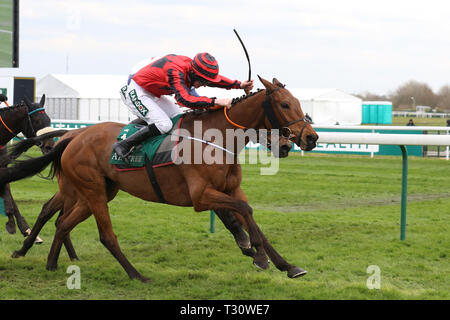 Jockey J W Kennedy bei Aintree, Liverpool. 5. April 2019. Sieger 1,45 Drei Musketiere. 13:45 Rennstrecke Aintree 05 Apr 2019 Merseyrail Handicap Hürde (Grad 3) (Klasse 1) (4 YO plus). Trainer G Elliott. Credit: MediaWorldImages/Alamy leben Nachrichten Stockfoto