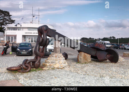 Plogoff, Frankreich. 02 Aug, 2018. Blick auf den Anker im Hafen des gesunkenen Öltanker Amocco, in der Nähe von Cadiz in Portsall Ploudalmézeau | Verwendung der weltweiten Kredit: dpa/Alamy leben Nachrichten Stockfoto