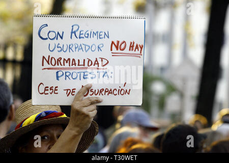 Valencia, Carabobo, Venezuela. 4 Apr, 2019. April 04, 2019. Die Bewohner der Urbanisation El Trigal einer Straße Treffen mit den Nachbarn die Straße Protest aufgerufen von Juan Guaido zu organisieren, Präsident von Venezuela, zu manifestieren, die Unzufriedenheit gegen Nicolas Maduro, wen Sie als Diktator und usurpator der Position des Präsidenten der Republik. In der Stadt Valencia, Carabobo Zustand. Venezuela. Foto: Juan Carlos Hernandez Credit: Juan Carlos Hernandez/ZUMA Draht/Alamy leben Nachrichten Stockfoto