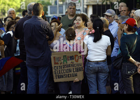 Valencia, Carabobo, Venezuela. 4 Apr, 2019. April 04, 2019. Die Bewohner der Urbanisation El Trigal einer Straße Treffen mit den Nachbarn die Straße Protest aufgerufen von Juan Guaido zu organisieren, Präsident von Venezuela, zu manifestieren, die Unzufriedenheit gegen Nicolas Maduro, wen Sie als Diktator und usurpator der Position des Präsidenten der Republik. In der Stadt Valencia, Carabobo Zustand. Venezuela. Foto: Juan Carlos Hernandez Credit: Juan Carlos Hernandez/ZUMA Draht/Alamy leben Nachrichten Stockfoto