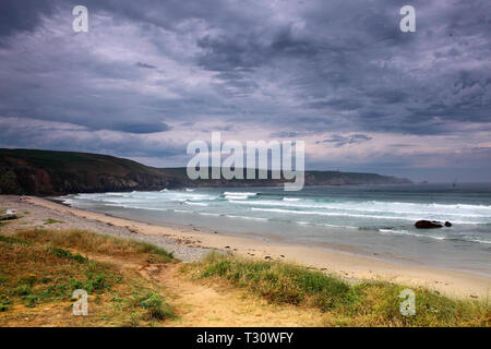 Plogoff, Frankreich. 02 Aug, 2018. Blick auf den Sonnenuntergang am Strand Plage de la Baie des Trépassés an der Pointe du Raz, dem westlichsten Punkt von Frankreich. | Verwendung der weltweiten Kredit: dpa/Alamy leben Nachrichten Stockfoto