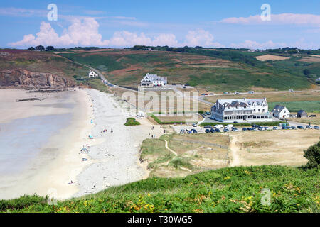 Plogoff, Frankreich. 02 Aug, 2018. Blick auf den Strand Plage de la Baie des Trépassés an der Pointe du Raz, dem westlichsten Punkt von Frankreich. | Verwendung der weltweiten Kredit: dpa/Alamy leben Nachrichten Stockfoto