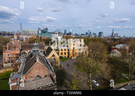 London, Großbritannien. 05 Apr, 2019. Blick vom Garten Museum Turm, im 14. Jahrhundert gebaut und ein Teil der St Marys in Lambeth Kirche im 11. Jahrhundert erbaut, der Lambeth Palace mit der Stadt hinter sich und die Aussicht auf der Seite der Häuser des Parlaments @ Paul Quezada-Neiman/Alamy Live News Credit: Paul Quezada-Neiman/Alamy leben Nachrichten Stockfoto