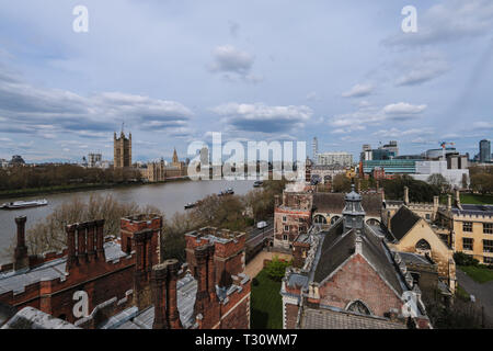 London, Großbritannien. 05 Apr, 2019. Blick vom Garten Museum Turm, im 14. Jahrhundert gebaut und ein Teil der St Marys in Lambeth Kirche im 11. Jahrhundert erbaut, der Lambeth Palace mit der Stadt hinter sich und die Aussicht auf der Seite der Häuser des Parlaments @ Paul Quezada-Neiman/Alamy Live News Credit: Paul Quezada-Neiman/Alamy leben Nachrichten Stockfoto
