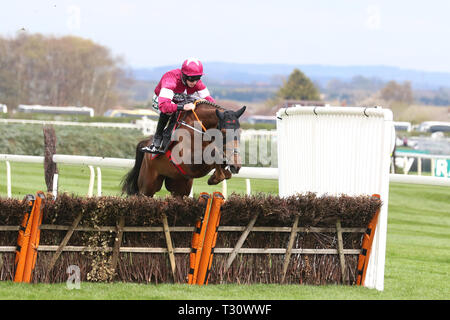 Aintree, Liverpool, Großbritannien. 5. April 2019. Sieger 2.2 Felix Desjy Aintree. 14:20 - Betway Top Novizen' Hürde (Grad 1) (Klasse 1) (4 YO plus) 2 m ½f/gewinnendes Jockey: J W Kennedy Credit: MediaWorldImages/Alamy leben Nachrichten Stockfoto