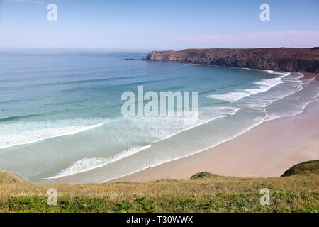 Plogoff, Frankreich. 02 Aug, 2018. Blick auf den Strand Plage de la Baie des Trépassés an der Pointe du Raz, dem westlichsten Punkt von Frankreich. | Verwendung der weltweiten Kredit: dpa/Alamy leben Nachrichten Stockfoto