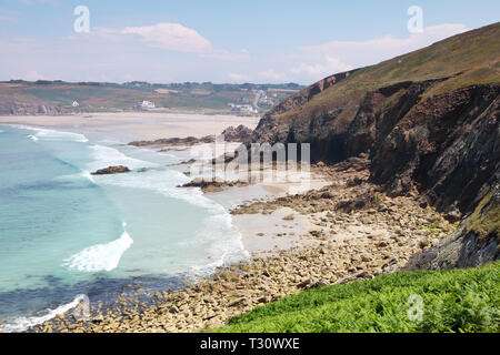 Plogoff, Frankreich. 02 Aug, 2018. Blick auf den Strand Plage de la Baie des Trépassés an der Pointe du Raz, dem westlichsten Punkt von Frankreich. | Verwendung der weltweiten Kredit: dpa/Alamy leben Nachrichten Stockfoto