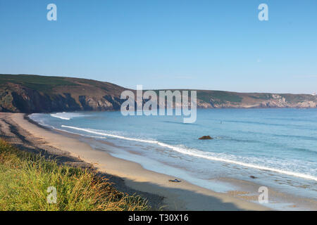 Plogoff, Frankreich. 02 Aug, 2018. Blick auf den Strand Plage de la Baie des Trépassés an der Pointe du Raz, dem westlichsten Punkt von Frankreich. | Verwendung der weltweiten Kredit: dpa/Alamy leben Nachrichten Stockfoto