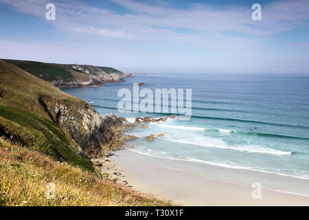 Plogoff, Frankreich. 02 Aug, 2018. Blick auf den Strand Plage de la Baie des Trépassés an der Pointe du Raz, dem westlichsten Punkt von Frankreich. | Verwendung der weltweiten Kredit: dpa/Alamy leben Nachrichten Stockfoto