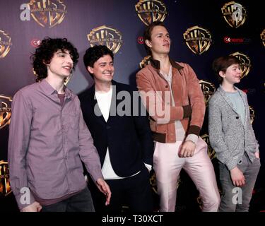 Las Vegas, NV, USA. 2 Apr, 2019. Finn Wolfhard, Aneurin Barnard, Ansel Elgort, Oakes Fegley anwesend für Warner Bros. Bilder CinemaCon Präsentation, das Kolosseum von Caesars Palace, Las Vegas, NV April 2, 2019. Credit: Priscilla Grant/Everett Collection/Alamy leben Nachrichten Stockfoto