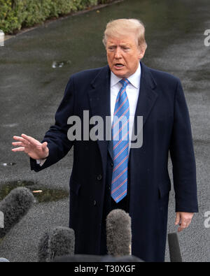 Präsidenten der Vereinigten Staaten Donald J. Trumpf spricht zu den Reportern als er bereitet das South Lawn des Weißen Hauses in Washington, DC am Freitag, 5. April 2019 abzuweichen. Der Präsident reist zu Calexico, Kalifornien, Los Angeles, Kalifornien und Las Vegas, Nevada. Credit: Ron Sachs/CNP/MediaPunch Stockfoto
