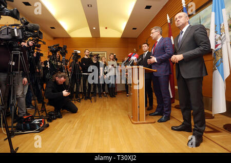 (190405) - RIGA, April 5, 2019 (Xinhua) - Nils Usakovs (2. R) reagiert während einer Pressekonferenz nach seiner Entlassung aus dem Amt des Bürgermeisters in Riga Riga, die Hauptstadt von Lettland, 5. April 2019. Lettische Umweltschutz und der Minister für regionale Entwicklung Juris Puce sacked Riga Bürgermeister Nils Usakovs am Freitag, ihm die Schuld für ein Scheitern gravierende Rechtsverstöße, die in den städtischen Verkehr der lettischen Hauptstadt Unternehmen zu verhindern. Der Bürgermeister verlor seinen Job nicht sein Büro Aufgaben wie gesetzlich vorgeschrieben und für mehrere Verstöße gemäß Dekret des Ministers im Offiziellen newspap veröffentlicht. Stockfoto