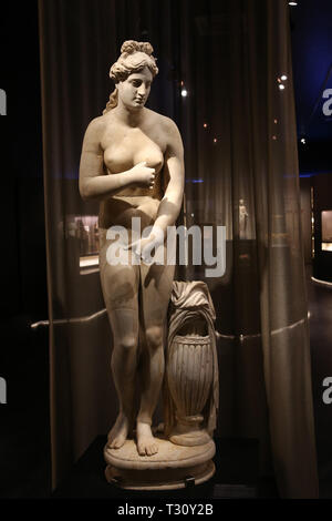 (190405) - Athen, April 5, 2019 (Xinhua) - Foto auf April 4, 2019 zeigt eine römische Statue der griechischen Göttin Aphrodite, die zum ersten Mal an der Ausstellung ist "die zahlreichen Aspekte von Schönheit" durch das Nationale Archäologische Museum statt, in Athen, Griechenland. Eine Marmorstatue der griechischen Antike Göttin Aphrodite zusammen mit zwei Düfte aus der Antike wurden im Nationalen Archäologischen Museum von Griechenland am Donnerstag vorgestellt einjährigen Jahrestag der temporären Ausstellung "Die zahlreichen Aspekte von Schönheit zu markieren.' mit 'Feature: Aphrodite Statue auf Maiden Display zusammen Stockfoto