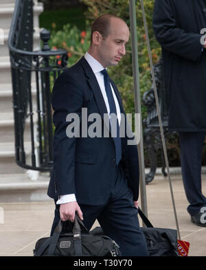 Senior Advisor für Politik Stephen Miller folgt United States President Donald J. Trumpf zu Marine One, wie er bereitet die South Lawn des Weißen Hauses in Washington, DC am Freitag, 5. April 2019 abzuweichen. Der Präsident reist zu Calexico, Kalifornien, Los Angeles, Kalifornien und Las Vegas, Nevada. Credit: Ron Sachs/CNP | Verwendung weltweit Stockfoto