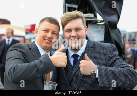 Aintree Rennbahn Aintree, UK. 5 Apr, 2019. Die 2019 Grand National horse racing Festival, Tag 2; Racegoers genießen den Tag in Aintree Credit: Aktion plus Sport/Alamy leben Nachrichten Stockfoto