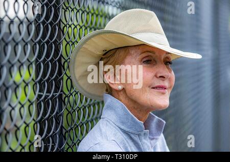 Loxahatchee, Florida, USA. 4 Apr, 2019. Judy Berens ist Gründer und Geschäftsführer der Panther Ridge Conservation Centre in Loxahatchee, 4. April 2019. Credit: Allen Eyestone/der Palm Beach Post/ZUMA Draht/Alamy leben Nachrichten Stockfoto