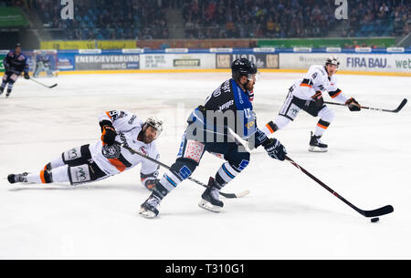 Dresden, Deutschland. 05 Apr, 2019. Eishockey: DEL 2, Dresdner Eislöwen - Löwen Frankfurt, Meisterschaft, Halbfinale, 2. Spieltag, in der Energie Verbund Arena. Die Dresdner Jordanien Heywood (M) gegen den Frankfurter Dominik Meisinger (l) und Mike Fischer. Credit: Robert Michael/dpa-Zentralbild/ZB/dpa/Alamy leben Nachrichten Stockfoto