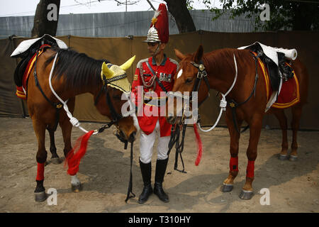 Kathmandu, Nepal. 5 Apr, 2019. Eine Armee Soldat steht neben Pferden beim Ghode Jatra oder Horse Parade Festival an der Armee Pavillon in Kathmandu, Nepal am Freitag, 5. April 2019. Nach Mythen Es wird geglaubt, daß Ghode Jatra gefeiert wird als Triumph über den Dämon, der einmal ein Horror in der Stadt und durch die galoppierende Pferde der Dämon Geist bleibt unter der Erde war. Credit: Skanda Gautam/ZUMA Draht/Alamy leben Nachrichten Stockfoto