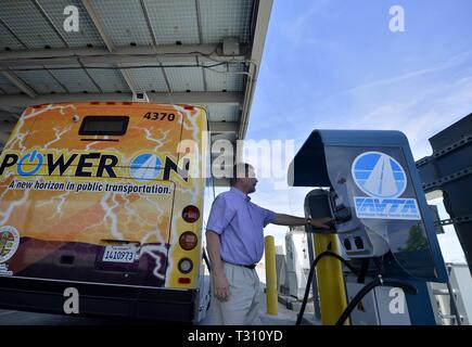 (190405) - NEW YORK, April 5, 2019 (Xinhua) - Datei Foto am 29. April, 2015 zeigt ein Mitarbeiter von Antelope Valley Transit Authority (Avta) Aufladen ein elektrischer Bus von BYD in der Stadt der Antelope Valley, Kalifornien, USA. Die AVTA hat 85 elektrische Busse von BYD bestellt, und 25 Busse haben bis jetzt geliefert wurde, nach Ansicht der Firma. Chinas führende elektrische Automobilhersteller BYD hielt eine Zeremonie am 3. April ihr 300-Bus an der Lancaster Werk im US-Bundesstaat Kalifornien zu feiern, einen Meilenstein für die Produktion. Die 300. Bus, ein 35-Fuß-BYD K9S m Stockfoto