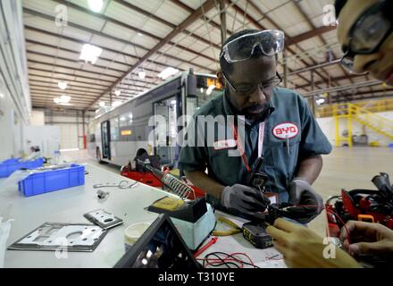 (190405) - NEW YORK, April 5, 2019 (Xinhua) - Datei Foto am 29. April, 2015 zeigt ein Ingenieur die Prüfung des Stromkreises für eine elektrische Bus an BYD's Werk in Lancaster, Los Angeles County, die Vereinigten Staaten. Chinas führende elektrische Automobilhersteller BYD hielt eine Zeremonie am 3. April ihr 300-Bus an der Lancaster Werk im US-Bundesstaat Kalifornien zu feiern, einen Meilenstein für die Produktion. Die 300. Bus, ein 35-Fuß-BYD K9S Modell Transit Bus, ist einer von drei für die Capital Area Transit System von Baton Rouge gebaut, der Hauptstadt des US-Bundesstaates Louisiana, der Kom Stockfoto