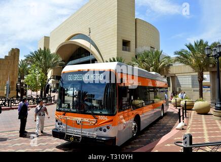 (190405) - NEW YORK, April 5, 2019 (Xinhua) - Datei Foto am 30. April, 2015 zeigt BYD's K9 Electric Bus nach Los Angeles County Metropolitan Transportation Authority in Los Angeles, Kalifornien, in den Vereinigten Staaten geliefert. Chinas führende elektrische Automobilhersteller BYD hielt eine Zeremonie am 3. April ihr 300-Bus an der Lancaster Werk im US-Bundesstaat Kalifornien zu feiern, einen Meilenstein für die Produktion. Die 300. Bus, ein 35-Fuß-BYD K9S Modell Transit Bus, ist einer von drei für die Capital Area Transit System von Baton Rouge gebaut, der Hauptstadt des US-Bundesstaates Louisiana, der Stockfoto