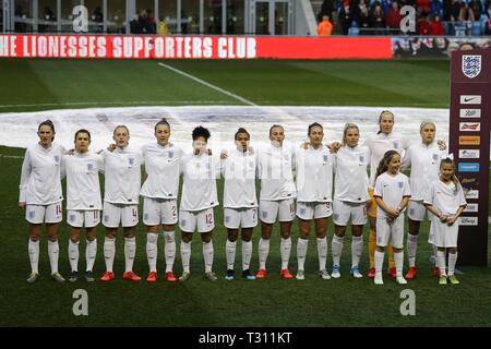 Manchester, Großbritannien. 05 Apr, 2019. England Spieler richten für die Nationalhymnen vor k/a. England Frauen v Kanada Frauen, internationale Fußball-Frauen Gleiches an der Manchester Academy Stadion in Manchester, Lancs am Freitag, den 5. April 2019. EDITORIAL NUR VERWENDEN. pic von Chris Stading/Credit: Andrew Orchard sport Fotografie/Alamy leben Nachrichten Stockfoto