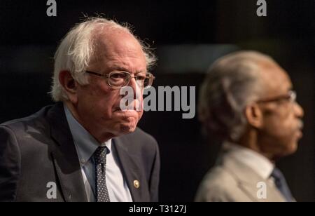 New York, New York, USA. 05 Apr, 2019. US-Senator und Präsidentschaftskandidat Bernie Sanders (I-VT) kommt auf die Bühne für die 2019 National Action Network Convention. Credit: Brian Cahn/ZUMA Draht/Alamy leben Nachrichten Stockfoto