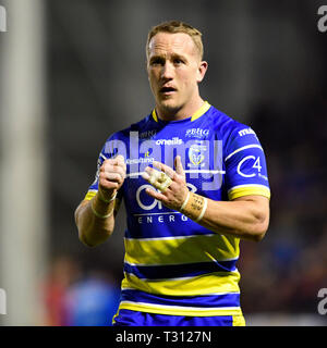 Halliwell Jones Stadium, Warrington, Großbritannien. 5 Apr, 2019. Betfred Super League Rugby, Warrington Wolves gegen London Broncos; Jason Clark von Warrington Wolves begrüßt die Fans Quelle: Aktion plus Sport/Alamy leben Nachrichten Stockfoto