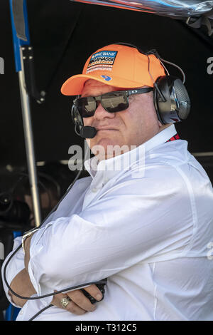 Detroit, Michigan, USA. 5 Apr, 2019. Teambesitzer, Chip Ganassi, Uhren, seine Autos die Vorbereitung auf die Schiene für ein Training für die Detroit Grand Prix in Belle Isle Street Kurs in Detroit Michigan zu nehmen. (Bild: © Walter G Arce Sr Asp Inc/ASP) Stockfoto