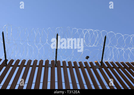 Calexico, CA, USA. 5 Apr, 2019. Der US-mexikanischen Grenze Zaun in Calexico, CA wurde vor kurzem abgeschlossen hat und Faltenbalg Kabel oben eingefügt. Quelle: John gastaldo / ZUMA Draht/Alamy leben Nachrichten Stockfoto