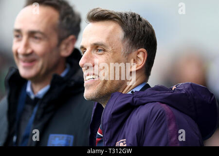 Manchester, Großbritannien. 05 Apr, 2019. England Manager Phil Neville an schaut. England Frauen v Kanada Frauen, internationale Fußball-Frauen Gleiches an der Manchester Academy Stadion in Manchester, Lancs am Freitag, den 5. April 2019. EDITORIAL NUR VERWENDEN. pic von Chris Stading/Andrew Orchard sport Fotografie/Alamy leben Nachrichten Stockfoto