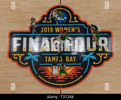 Tampa, Florida, USA. 5 Apr, 2019. DIRK SHADD | Zeiten. Die Oregon Enten und Baylor Dame Bears sind bei Beginn der letzten Vier Halbfinale der NCAA Frauen gesehen - abschließendes Spiel Freitag, 5. April 2019 in Tampa. Quelle: Dirk Shadd/Tampa Bay Zeiten/ZUMA Draht/Alamy leben Nachrichten Stockfoto