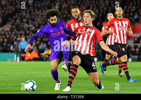 Southampton, Großbritannien. 5. April 2019. Southampton defender Jannik Vestergaard Schlachten mit Liverpool, Mohamed Salah während der Premier League Match zwischen Southampton und Liverpool in der St. Mary's Stadium, Southampton redaktionelle Verwendung nur, eine Lizenz für die gewerbliche Nutzung erforderlich. Keine Verwendung in Wetten, Spiele oder einer einzelnen Verein/Liga/player Publikationen. Foto darf nur für Zeitung und/oder Zeitschrift redaktionelle Zwecke verwendet werden. Credit: MI Nachrichten & Sport/Alamy leben Nachrichten Stockfoto
