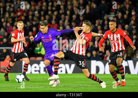 Southampton, Großbritannien. 5. April 2019. Southampton defender Jan Bednarek Schlachten mit Liverpool, Roberto Firmino während der Premier League Match zwischen Southampton und Liverpool in der St. Mary's Stadium, Southampton redaktionelle Verwendung nur, eine Lizenz für die gewerbliche Nutzung erforderlich. Keine Verwendung in Wetten, Spiele oder einer einzelnen Verein/Liga/player Publikationen. Foto darf nur für Zeitung und/oder Zeitschrift redaktionelle Zwecke verwendet werden. Credit: MI Nachrichten & Sport/Alamy leben Nachrichten Stockfoto