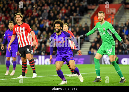 Southampton, Großbritannien. 5. April 2019. Liverpool, Mohamed Salah lächelt, wenn der linienrichter nur das Ziel während der Premier League Match zwischen Southampton und Liverpool in der St. Mary's Stadium, Southampton redaktionelle Verwendung ermöglicht, eine Lizenz für die gewerbliche Nutzung erforderlich. Keine Verwendung in Wetten, Spiele oder einer einzelnen Verein/Liga/player Publikationen. Foto darf nur für Zeitung und/oder Zeitschrift redaktionelle Zwecke verwendet werden. Credit: MI Nachrichten & Sport/Alamy leben Nachrichten Stockfoto