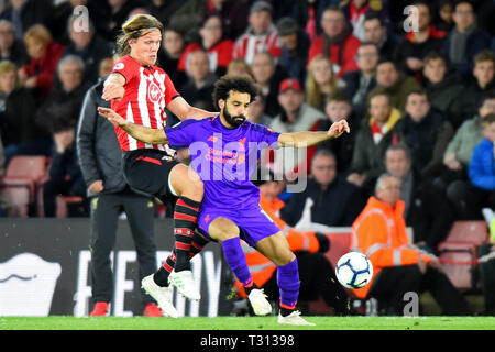 Southampton, Großbritannien. 5. April 2019. Southampton defender Jannik Vestergaard Schlachten mit Liverpool, Mohamed Salah während der Premier League Match zwischen Southampton und Liverpool in der St. Mary's Stadium, Southampton redaktionelle Verwendung nur, eine Lizenz für die gewerbliche Nutzung erforderlich. Keine Verwendung in Wetten, Spiele oder einer einzelnen Verein/Liga/player Publikationen. Foto darf nur für Zeitung und/oder Zeitschrift redaktionelle Zwecke verwendet werden. Credit: MI Nachrichten & Sport/Alamy leben Nachrichten Stockfoto