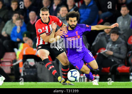 Southampton, Großbritannien. 5. April 2019. Southampton Mittelfeldspieler Oriol Romeu Schlachten mit Liverpool, Mohamed Salah während der Premier League Match zwischen Southampton und Liverpool in der St. Mary's Stadium, Southampton redaktionelle Verwendung nur, eine Lizenz für die gewerbliche Nutzung erforderlich. Keine Verwendung in Wetten, Spiele oder einer einzelnen Verein/Liga/player Publikationen. Foto darf nur für Zeitung und/oder Zeitschrift redaktionelle Zwecke verwendet werden. Credit: MI Nachrichten & Sport/Alamy leben Nachrichten Stockfoto