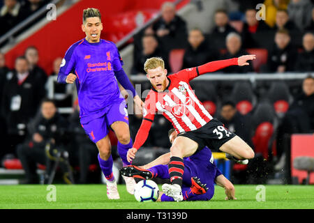 Southampton, Großbritannien. 5. April 2019. Liverpool midfielder James Milner packt Southampton, Josh Sims nur während der Premier League Match zwischen Southampton und Liverpool in der St. Mary's Stadium, Southampton redaktionelle Nutzung, eine Lizenz für die gewerbliche Nutzung erforderlich. Keine Verwendung in Wetten, Spiele oder einer einzelnen Verein/Liga/player Publikationen. Foto darf nur für Zeitung und/oder Zeitschrift redaktionelle Zwecke verwendet werden. Credit: MI Nachrichten & Sport/Alamy leben Nachrichten Stockfoto