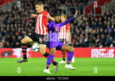 Southampton, Großbritannien. 5. April 2019. Southampton Mittelfeldspieler Oriol Romeu Schlachten mit Liverpool midfielder Georginio Wijnaldum während der Premier League Match zwischen Southampton und Liverpool in der St. Mary's Stadium, Southampton redaktionelle Verwendung nur, eine Lizenz für die gewerbliche Nutzung erforderlich. Keine Verwendung in Wetten, Spiele oder einer einzelnen Verein/Liga/player Publikationen. Foto darf nur für Zeitung und/oder Zeitschrift redaktionelle Zwecke verwendet werden. Credit: MI Nachrichten & Sport/Alamy leben Nachrichten Stockfoto