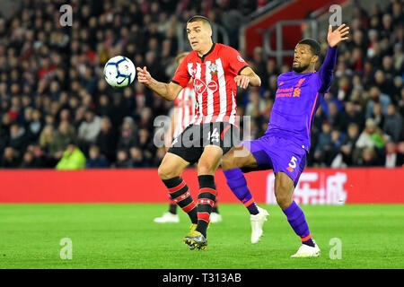 Southampton, Großbritannien. 5. April 2019. Liverpool midfielder Georginio Wijnaldum Schlachten mit Southampton Mittelfeldspieler Oriol Romeu während der Premier League Match zwischen Southampton und Liverpool in der St. Mary's Stadium, Southampton redaktionelle Verwendung nur, eine Lizenz für die gewerbliche Nutzung erforderlich. Keine Verwendung in Wetten, Spiele oder einer einzelnen Verein/Liga/player Publikationen. Foto darf nur für Zeitung und/oder Zeitschrift redaktionelle Zwecke verwendet werden. Credit: MI Nachrichten & Sport/Alamy leben Nachrichten Stockfoto