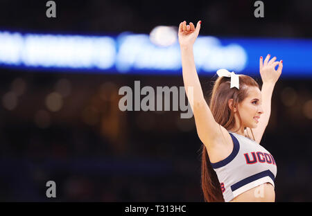 City, Florida, USA. 5 Apr, 2019. MONICA HERNDON | Zeiten. EIN UConn Huskies Cheerleader führt während der 4 letzten Halbfinalespiel der NCAA Frauen an der Amalie Arena am Freitag, 5. April 2019. Credit: Monica Herndon/Tampa Bay Zeiten/ZUMA Draht/Alamy leben Nachrichten Stockfoto