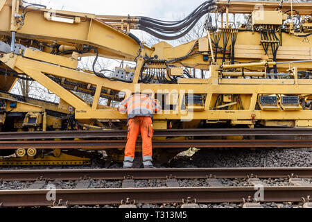 Langenhorn, Deutschland. 02 Apr, 2019. Eine Deutsche Bahn Umbauzug ersetzt automatisch alte Gleise und Schwellen mit neuen auf der Marschbahn Linie, die Verbindung zwischen Elmshorn und Westerland auf Sylt. Quelle: Markus Scholz/dpa/Alamy leben Nachrichten Stockfoto