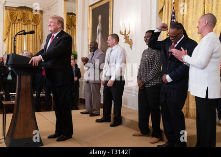 Präsident Donald J. Trumpf beglückwünscht ehemaligen Insassen, die von der Passage von den ERSTEN SCHRITT Tat am2019 Gefängnisreform Gipfel Montag, 1. April 2019, im East Room des Weißen Hauses Menschen profitiert haben: Präsident Donald Trump Stockfoto