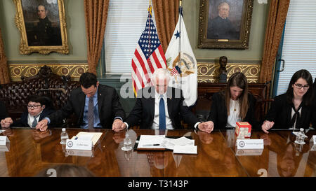 Vice President Mike Pence betet mit citgo Führungskräfte und ihre Familien vor einer Sitzung Dienstag, 2. April 2019, im Schraubstock PresidentÕs zeremonielle Amt in der Eisenhower Executive Office Building des Weißen Hauses Menschen: Vice President Mike Pence Stockfoto