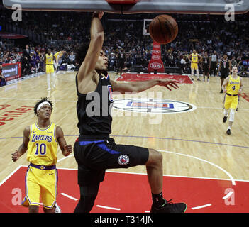 Los Angeles, Kalifornien, USA. 5 Apr, 2019. Los Angeles Clippers Jerome Robinson (10) taucht während eines NBA Basketball Spiel zwischen Los Angeles Clippers und Los Angeles Lakers, Freitag, April 5, 2019, in Los Angeles. Credit: Ringo Chiu/ZUMA Draht/Alamy leben Nachrichten Stockfoto