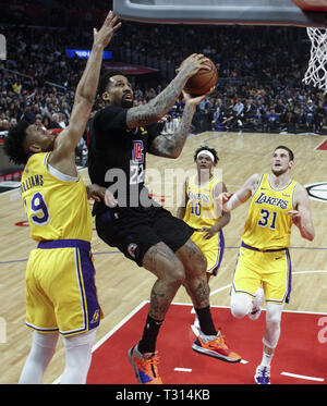 Los Angeles, Kalifornien, USA. 5 Apr, 2019. Los Angeles Clippers Wilson Chandler (22) geht auf den Korb, während durch die Los Angeles Lakers' Jonathan Williams (19) Während ein NBA Basketball Spiel zwischen Los Angeles Clippers und Los Angeles Lakers, Freitag, April 5, 2019, in Los Angeles verteidigt. Credit: Ringo Chiu/ZUMA Draht/Alamy leben Nachrichten Stockfoto